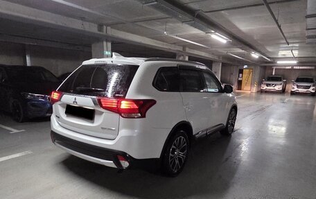 Mitsubishi Outlander III рестайлинг 3, 2018 год, 2 000 000 рублей, 9 фотография