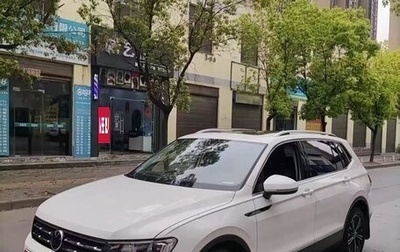 Volkswagen Tiguan II, 2023 год, 2 500 000 рублей, 1 фотография