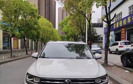 Volkswagen Tiguan II, 2023 год, 2 500 000 рублей, 2 фотография
