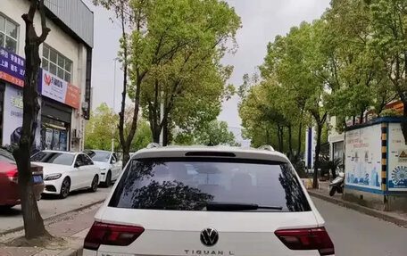 Volkswagen Tiguan II, 2023 год, 2 500 000 рублей, 4 фотография