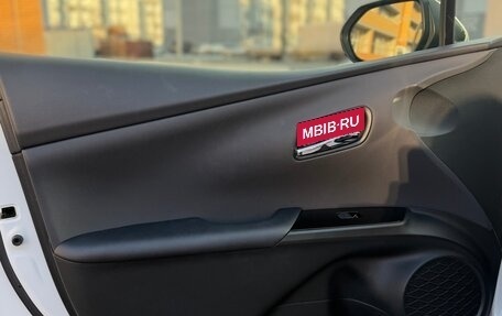 Toyota Prius IV XW50, 2022 год, 2 050 000 рублей, 19 фотография