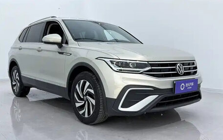 Volkswagen Tiguan II, 2023 год, 2 380 000 рублей, 2 фотография