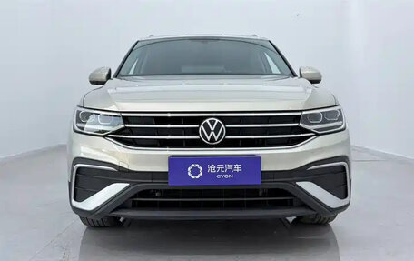 Volkswagen Tiguan II, 2023 год, 2 380 000 рублей, 3 фотография
