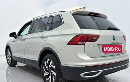 Volkswagen Tiguan II, 2023 год, 2 380 000 рублей, 4 фотография