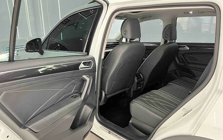 Volkswagen Tiguan II, 2022 год, 2 700 000 рублей, 6 фотография