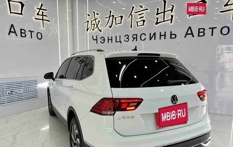 Volkswagen Tiguan II, 2022 год, 2 700 000 рублей, 3 фотография