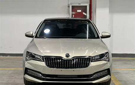 Skoda Superb III рестайлинг, 2022 год, 1 900 025 рублей, 2 фотография