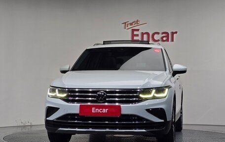 Volkswagen Tiguan II, 2022 год, 2 844 000 рублей, 2 фотография