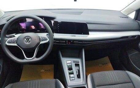 Volkswagen Golf VIII, 2022 год, 1 750 000 рублей, 3 фотография