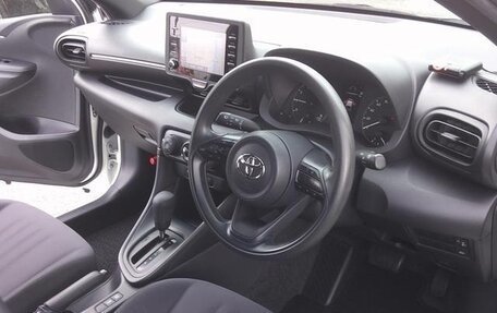Toyota Yaris, 2021 год, 820 000 рублей, 11 фотография