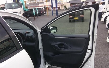 Toyota Yaris, 2021 год, 820 000 рублей, 24 фотография