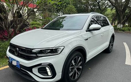 Volkswagen T-Roc I, 2023 год, 1 650 000 рублей, 2 фотография