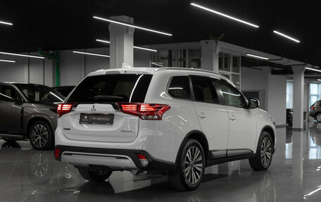 Mitsubishi Outlander III рестайлинг 3, 2019 год, 2 300 000 рублей, 5 фотография