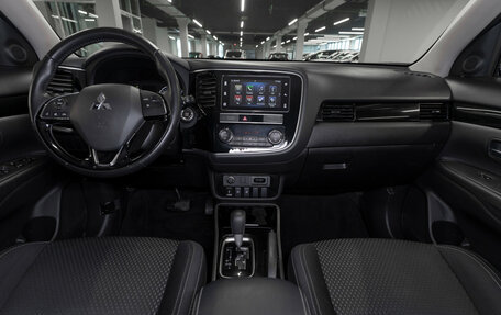 Mitsubishi Outlander III рестайлинг 3, 2019 год, 2 300 000 рублей, 8 фотография
