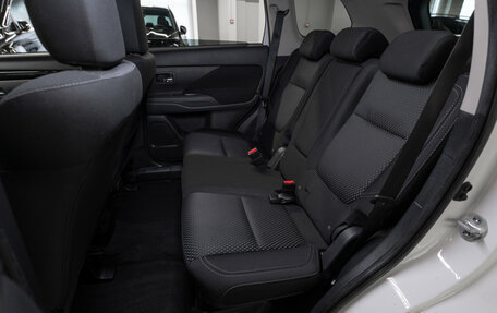 Mitsubishi Outlander III рестайлинг 3, 2019 год, 2 300 000 рублей, 12 фотография