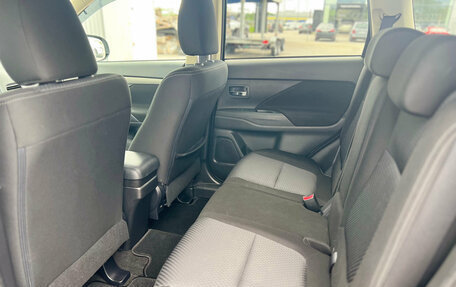 Mitsubishi Outlander III рестайлинг 3, 2018 год, 2 080 000 рублей, 11 фотография
