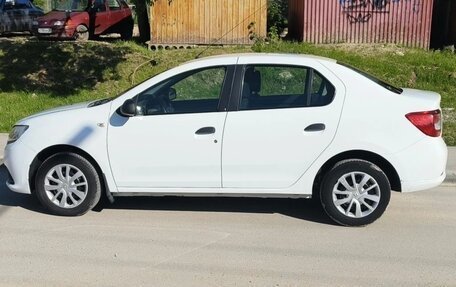 Renault Logan II, 2017 год, 900 000 рублей, 4 фотография