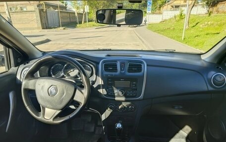 Renault Logan II, 2017 год, 900 000 рублей, 11 фотография