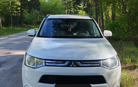 Mitsubishi Outlander III рестайлинг 3, 2013 год, 1 950 000 рублей, 4 фотография
