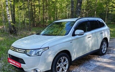 Mitsubishi Outlander III рестайлинг 3, 2013 год, 1 950 000 рублей, 2 фотография
