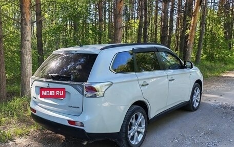 Mitsubishi Outlander III рестайлинг 3, 2013 год, 1 950 000 рублей, 3 фотография