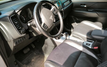 Mitsubishi Outlander III рестайлинг 3, 2014 год, 1 400 000 рублей, 10 фотография