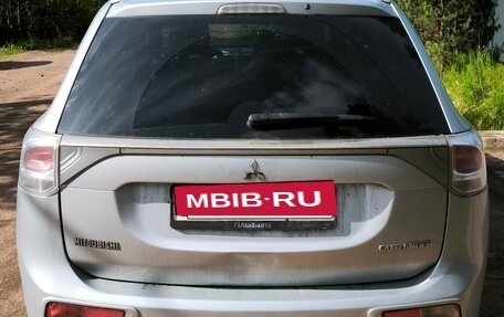 Mitsubishi Outlander III рестайлинг 3, 2014 год, 1 400 000 рублей, 4 фотография