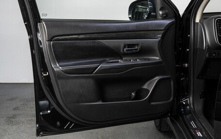 Mitsubishi Outlander III рестайлинг 3, 2015 год, 1 850 000 рублей, 11 фотография