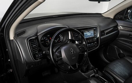 Mitsubishi Outlander III рестайлинг 3, 2015 год, 1 850 000 рублей, 10 фотография