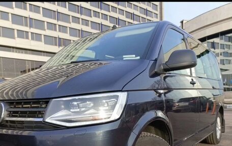 Volkswagen Multivan T6 рестайлинг, 2017 год, 3 500 000 рублей, 3 фотография