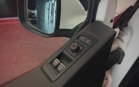 Volkswagen Multivan T6 рестайлинг, 2019 год, 4 600 000 рублей, 17 фотография