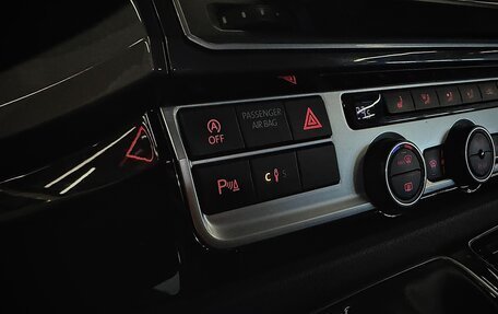 Volkswagen Multivan T6 рестайлинг, 2019 год, 4 600 000 рублей, 24 фотография