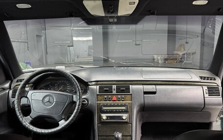 Mercedes-Benz E-Класс, 1997 год, 700 000 рублей, 24 фотография