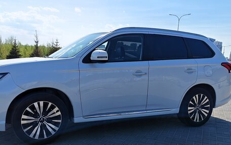 Mitsubishi Outlander III рестайлинг 3, 2022 год, 2 220 555 рублей, 4 фотография