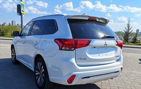 Mitsubishi Outlander III рестайлинг 3, 2022 год, 2 220 555 рублей, 5 фотография