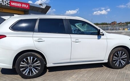 Mitsubishi Outlander III рестайлинг 3, 2022 год, 2 220 555 рублей, 8 фотография