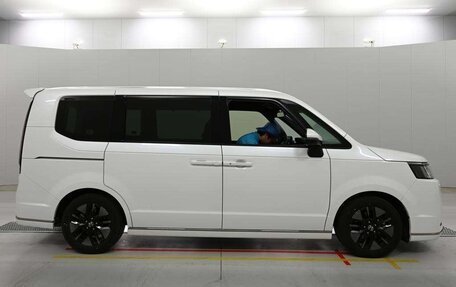 Honda Stepwgn, 2023 год, 2 100 000 рублей, 3 фотография