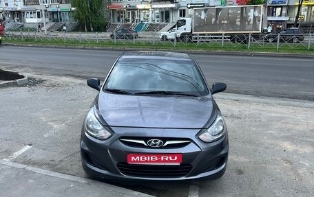Hyundai Solaris II рестайлинг, 2012 год, 820 000 рублей, 1 фотография