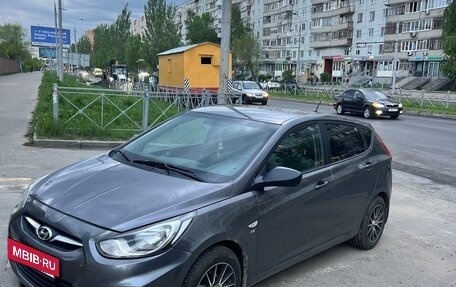 Hyundai Solaris II рестайлинг, 2012 год, 820 000 рублей, 2 фотография