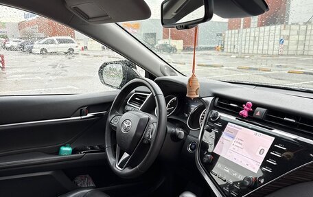 Toyota Camry, 2018 год, 2 850 000 рублей, 8 фотография