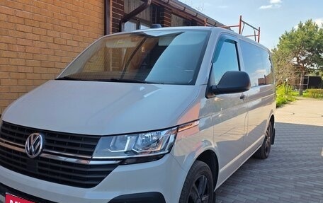 Volkswagen Multivan T6 рестайлинг, 2021 год, 6 000 000 рублей, 2 фотография