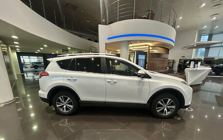 Toyota RAV4, 2018 год, 2 396 000 рублей, 5 фотография