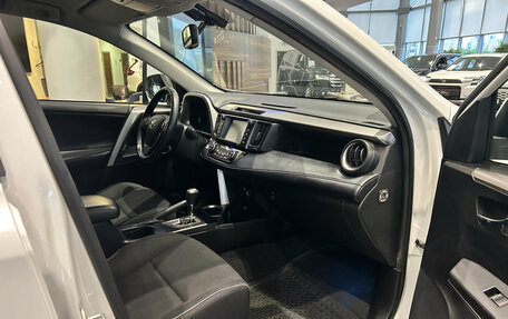 Toyota RAV4, 2018 год, 2 396 000 рублей, 13 фотография