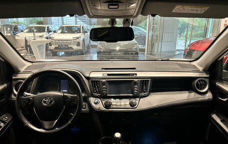 Toyota RAV4, 2018 год, 2 396 000 рублей, 17 фотография