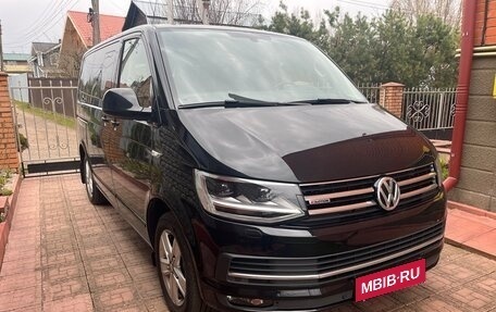 Volkswagen Multivan T6 рестайлинг, 2016 год, 3 200 000 рублей, 1 фотография