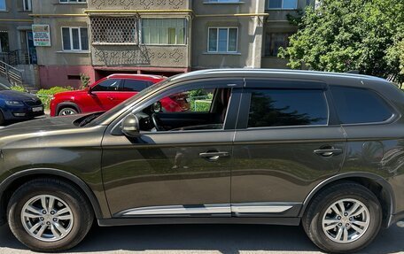 Mitsubishi Outlander III рестайлинг 3, 2018 год, 1 700 000 рублей, 5 фотография