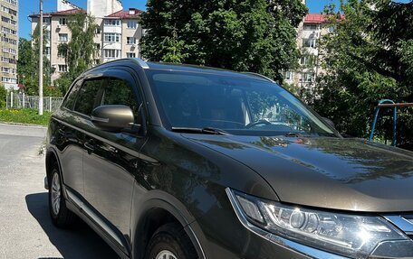 Mitsubishi Outlander III рестайлинг 3, 2018 год, 1 700 000 рублей, 8 фотография