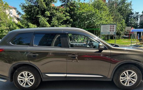 Mitsubishi Outlander III рестайлинг 3, 2018 год, 1 700 000 рублей, 9 фотография