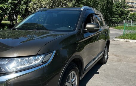 Mitsubishi Outlander III рестайлинг 3, 2018 год, 1 700 000 рублей, 6 фотография
