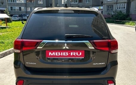 Mitsubishi Outlander III рестайлинг 3, 2018 год, 1 700 000 рублей, 4 фотография